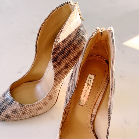 BCBG BCBGeneration Snake Zipper Back Heel Pump 6 - Picture 4 of 7